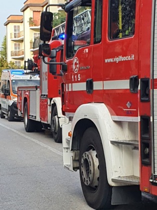Si spara un chiodo nella mano e resta bloccato a un bancale: operaio liberato dai pompieri