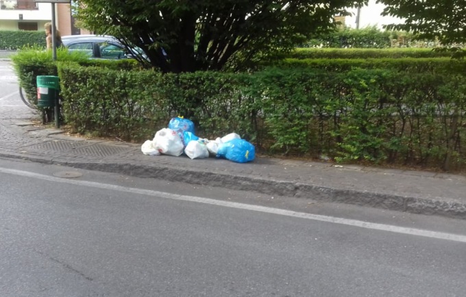 Abbandonavano rifiuti sul marciapiede, residenti beccati dalla Polizia Locale