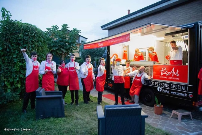 Tatuatore paga mille euro tre pizze da PizzAut