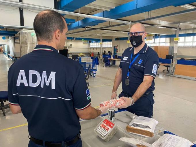 Pacchi di tabacco illegale contrabbandati in Italia