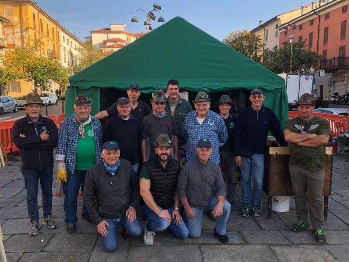 Alpini in piazza per la tradizionale castagnata giunta alla 40esima edizione