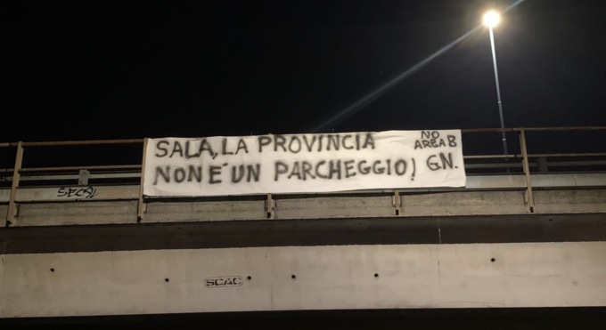 Area B, striscione di protesta di Gioventù Nazionale: “La provincia non è il parcheggio di Milano”