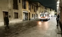 Sfonda con un pugno la finestra di un'abitazione che si affaccia sulla strada