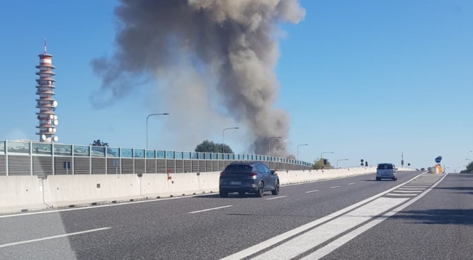 Colonna di fumo in zona Cassina de’ Pecchi, Vigili del Fuoco sul posto