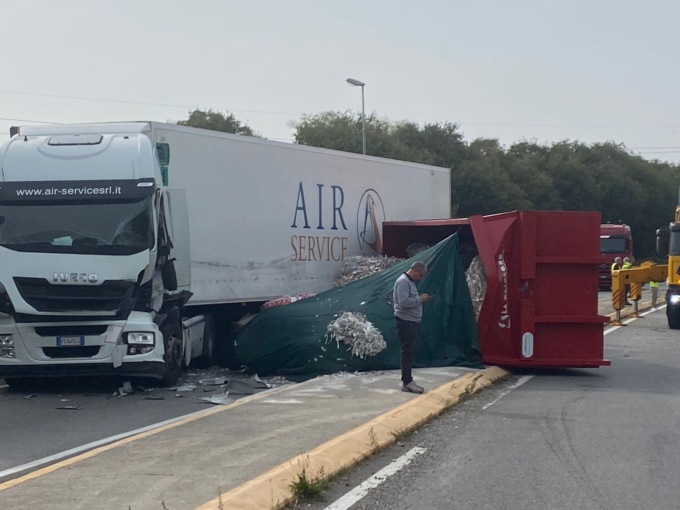 Camion ribaltato sulla Sp2 Monza Trezzo, la strada è stata riaperta