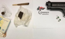 Beccati con una pistola e hashish, denunciati