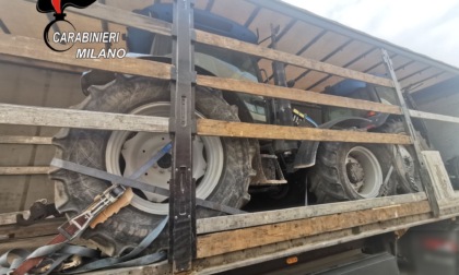 Caricavano trattori rubati su un camion diretto all'estero, in manette tre cittadini rumeni