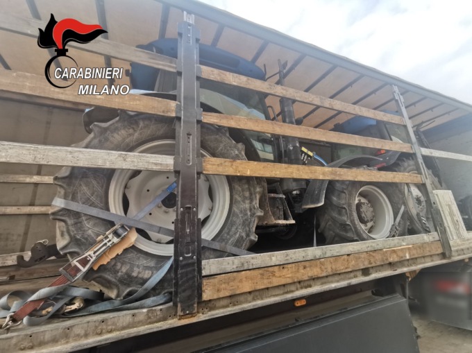 Caricavano trattori rubati su un camion diretto all’estero, in manette tre cittadini rumeni