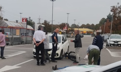 Scontro auto bici nel parcheggio del supermercato, interviene la Polizia Locale