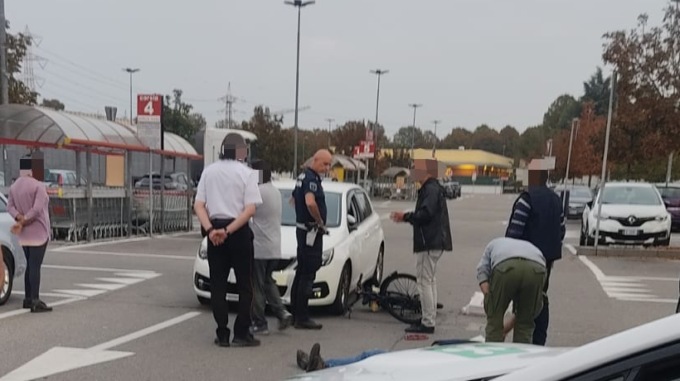 Scontro auto bici nel parcheggio del supermercato, interviene la Polizia Locale
