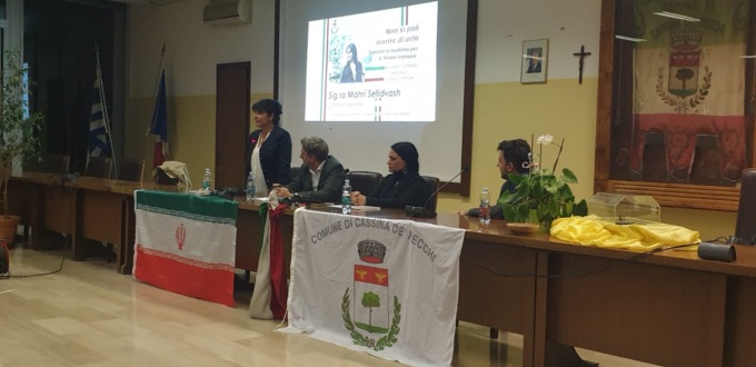 La sindaca di Cassina de’ Pecchi si taglia una ciocca di cappelli per le donne iraniane