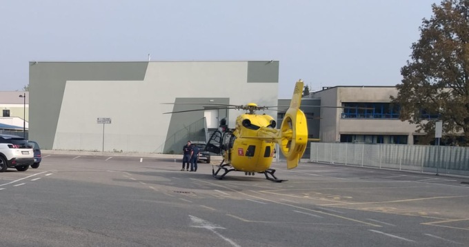 Entra in piscina a Trezzo sull’Adda e si sente male, arriva l’eliambulanza