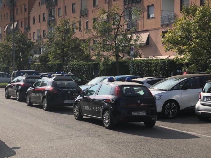 Cassano d'Adda uomo che dà di matto