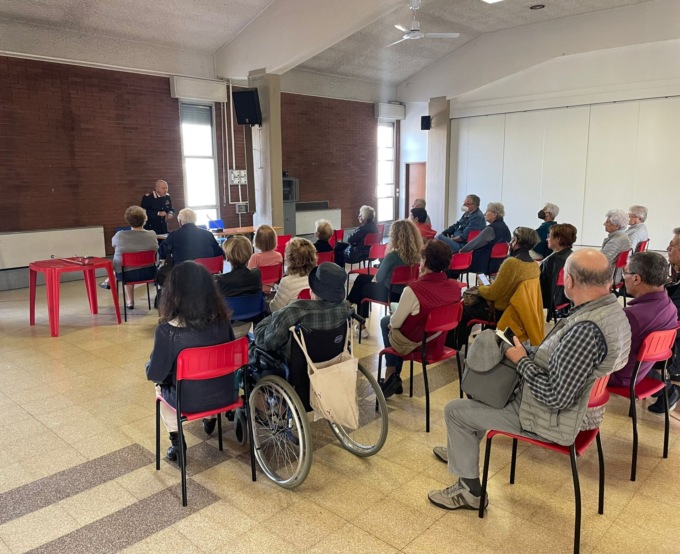 Lezione anti-truffa con il comandante dei Carabinieri di Cernusco sul Naviglio