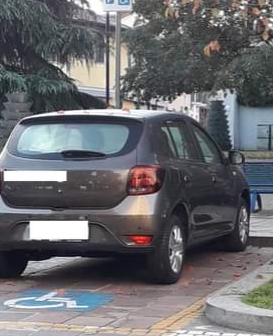 Usava il contrassegno per disabili della madre defunta per parcheggiare sotto casa, scoperto dagli agenti della locale