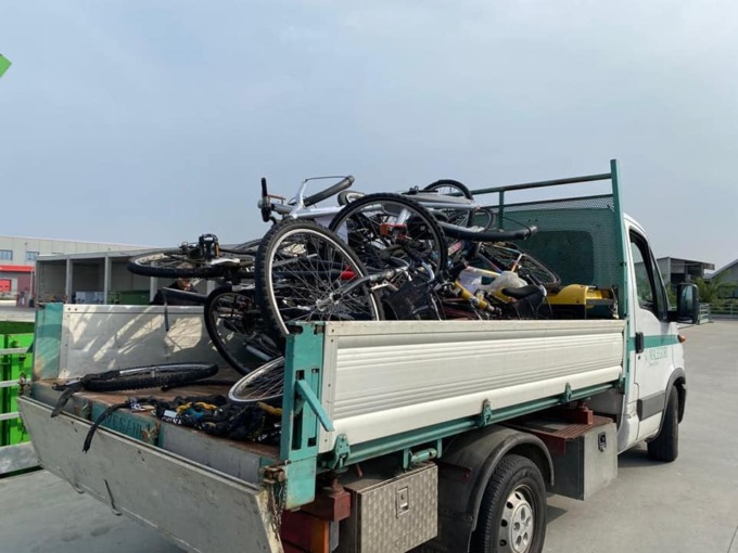 Operazione “Strade pulite” a Pioltello: rimosse 63 carcasse di bici
