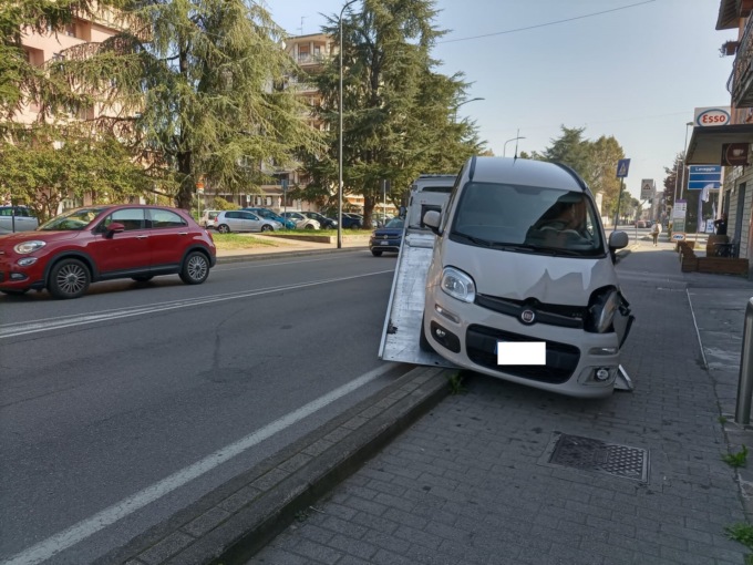 Anziano perde il controllo dell’auto e finisce sul marciapiede