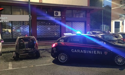 Dà fuoco a macchine e vetrate, i Carabinieri arrestano il piromane
