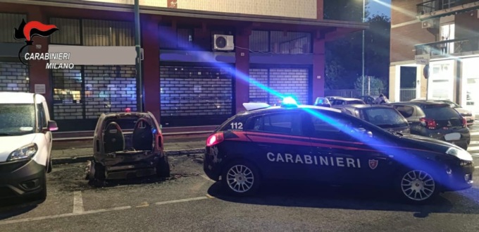 Dà fuoco a macchine e vetrate, i Carabinieri arrestano il piromane