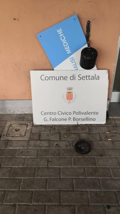Staccano i cartelli e rompono la grata di ferro: sulle tracce dei vandali al centro Polivalente