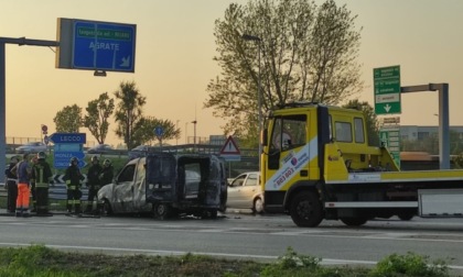 Traffico in tilt sulla Monza-Trezzo per un furgoncino andato a fuoco