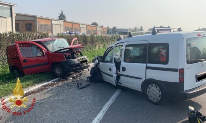 Scontro frontale tra due furgoni: tre feriti, uno gravissimo