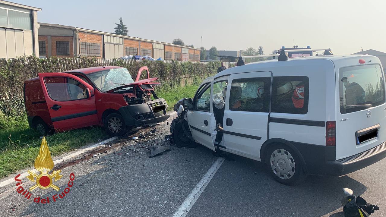 Un morto e tre feriti in codice rosso dopo uno scontro frontale