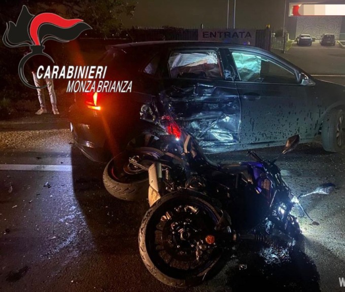 Ubriaco alla guida taglia la strada a una moto, ferito un 30enne