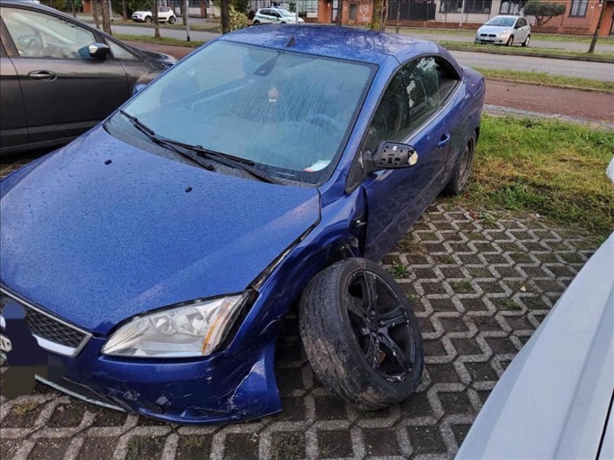 Auto (con sei persone a bordo) sbanda e spacca di tutto, poi se ne va senza una ruota