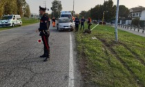 Esce di strada con l'auto e colpisce due pali, poi va in testacoda