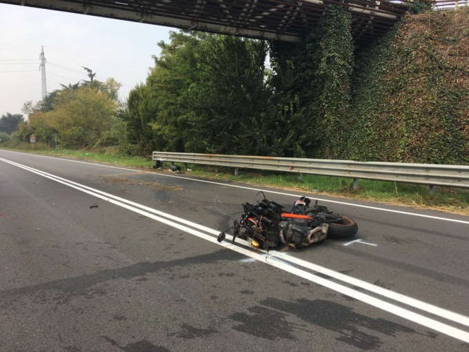 Moto contro il guardrail si spezza in due: 56enne soccorso in codice rosso a Pioltello