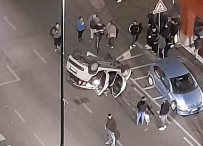Sbanda e si ribalta in centro a Cologno Monzese: 53enne in ospedale