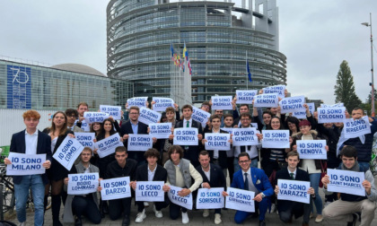 Flash mob della Lega Giovani davanti al Parlamento Europeo: "Valorizzare le tradizioni"