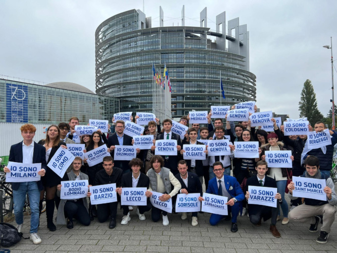 Flash mob della Lega Giovani davanti al Parlamento Europeo: “Valorizzare le tradizioni”