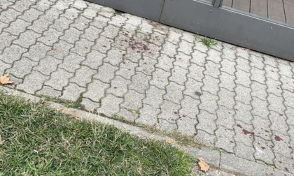 Lite violenta in strada, a terra restano le tracce di sangue: i rilievi dei Carabinieri
