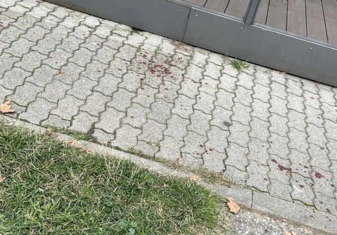 Lite violenta in strada, a terra restano le tracce di sangue: i rilievi dei Carabinieri
