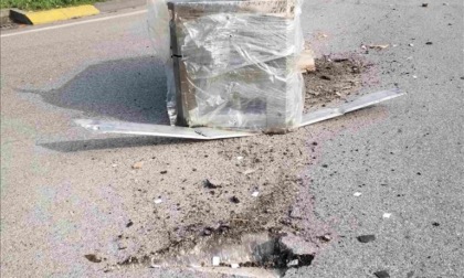 Tir perde il carico in mezzo alla strada: asfalto lesionato e traffico difficoltoso