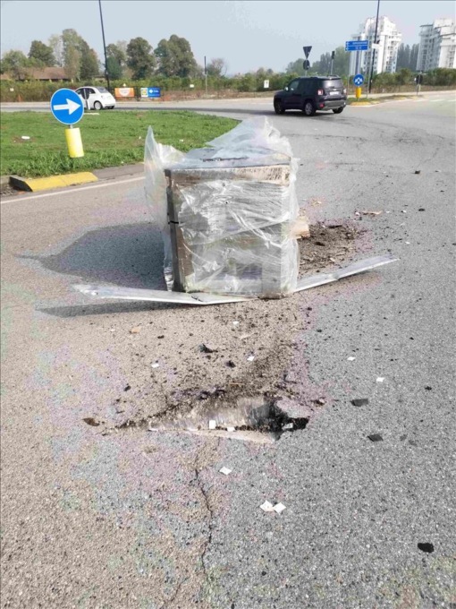 Tir perde il carico in mezzo alla strada: asfalto lesionato e traffico difficoltoso