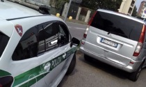 Troppo alcol, non possono guidare: la Polizia Locale ferma il minivan per un'ora e mezza in attesa di un autista sobrio