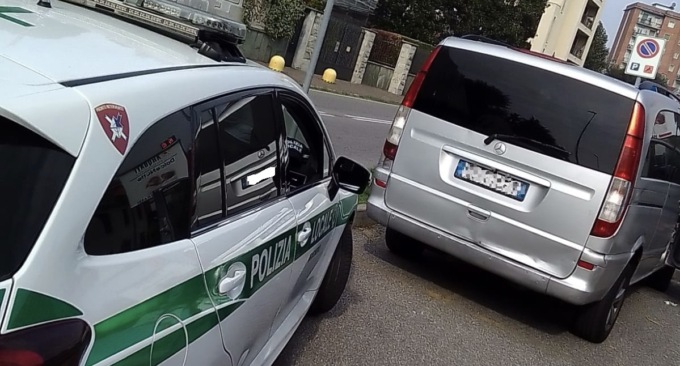 Troppo alcol, non possono guidare: la Polizia Locale ferma il minivan per un’ora e mezza in attesa di un autista sobrio
