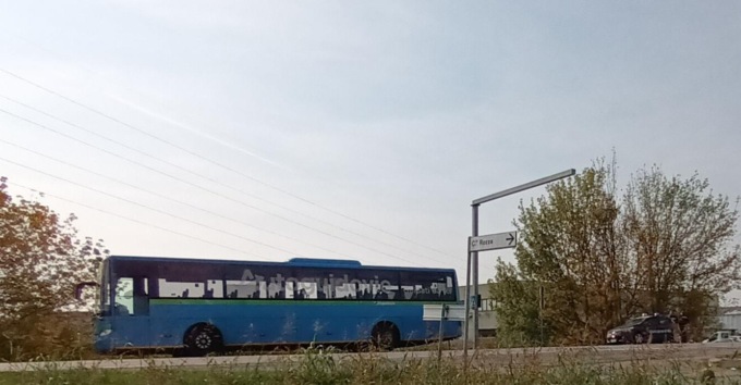 Calci, pugni e morsi sul pullman: due controllori finiscono in ospedale