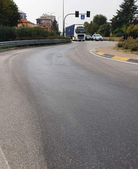 Sversamento olio sulla carreggiata, la Polizia Locale invita a fare attenzione