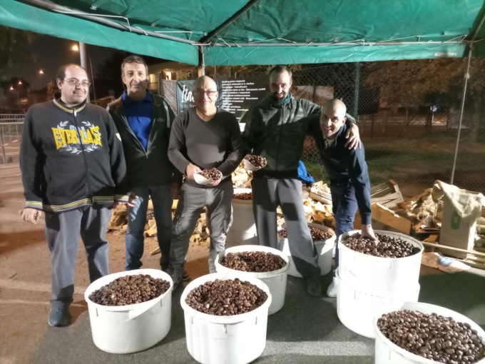 La Sagra della caldarrosta di Trezzano Rosa fa il pieno di partecipanti