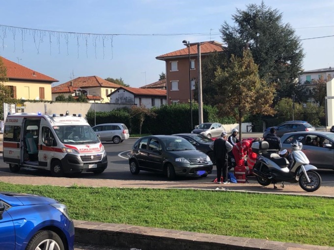 Lo tampona alla rotonda, motociclista finisce in ospedale