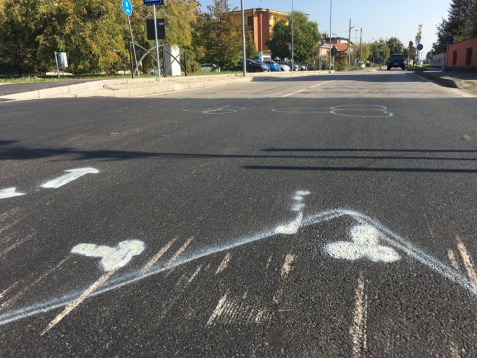 Rubano i segnali e disegnano dei peni sull’asfalto