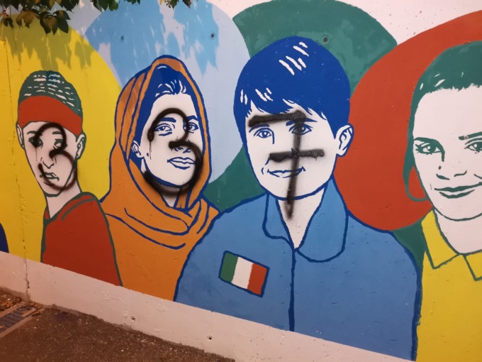 Sfregiati i volti del murales delle donne dal gruppetto del 337