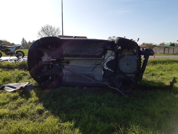 Scontro frontale fra due auto, una si ribalta in un campo. Tre feriti