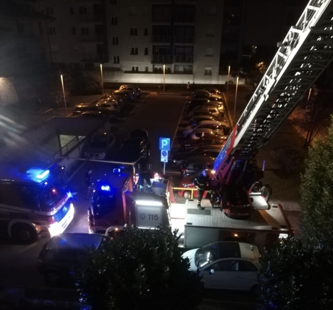 I vicini non rispondono, scatta la mobilitazione: dentro casa trovati solo i cani