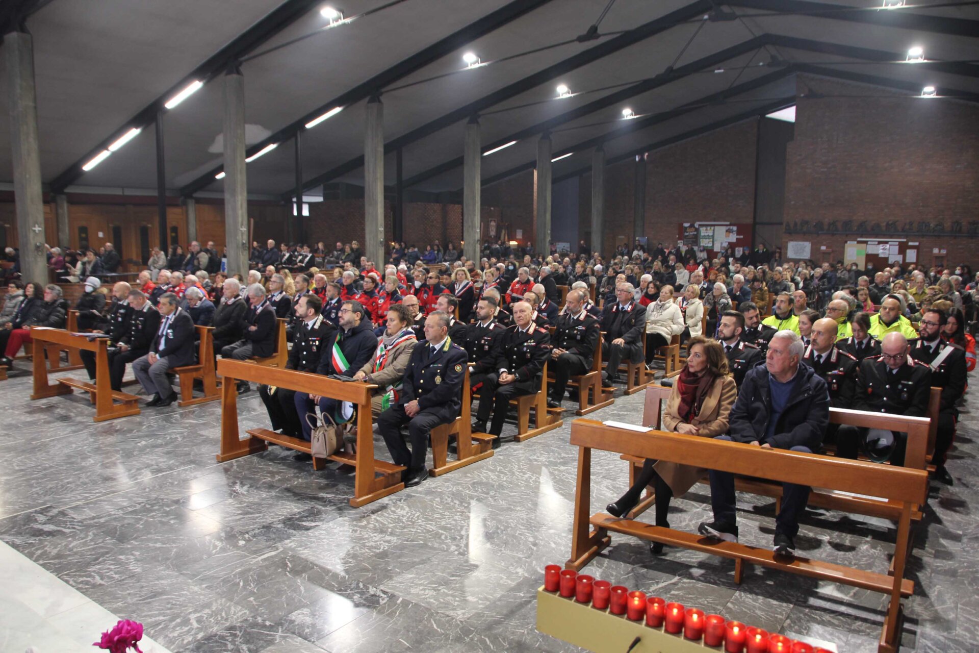 Pioltello don Giacomo Roncari benedice il monumento ai caduti dei carabinieri per la virgo fidelis