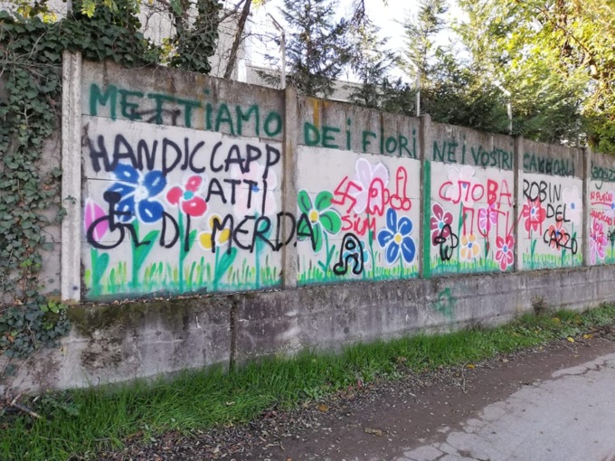 Oscenità e svastiche sul murale dei Ragazzi di Robin